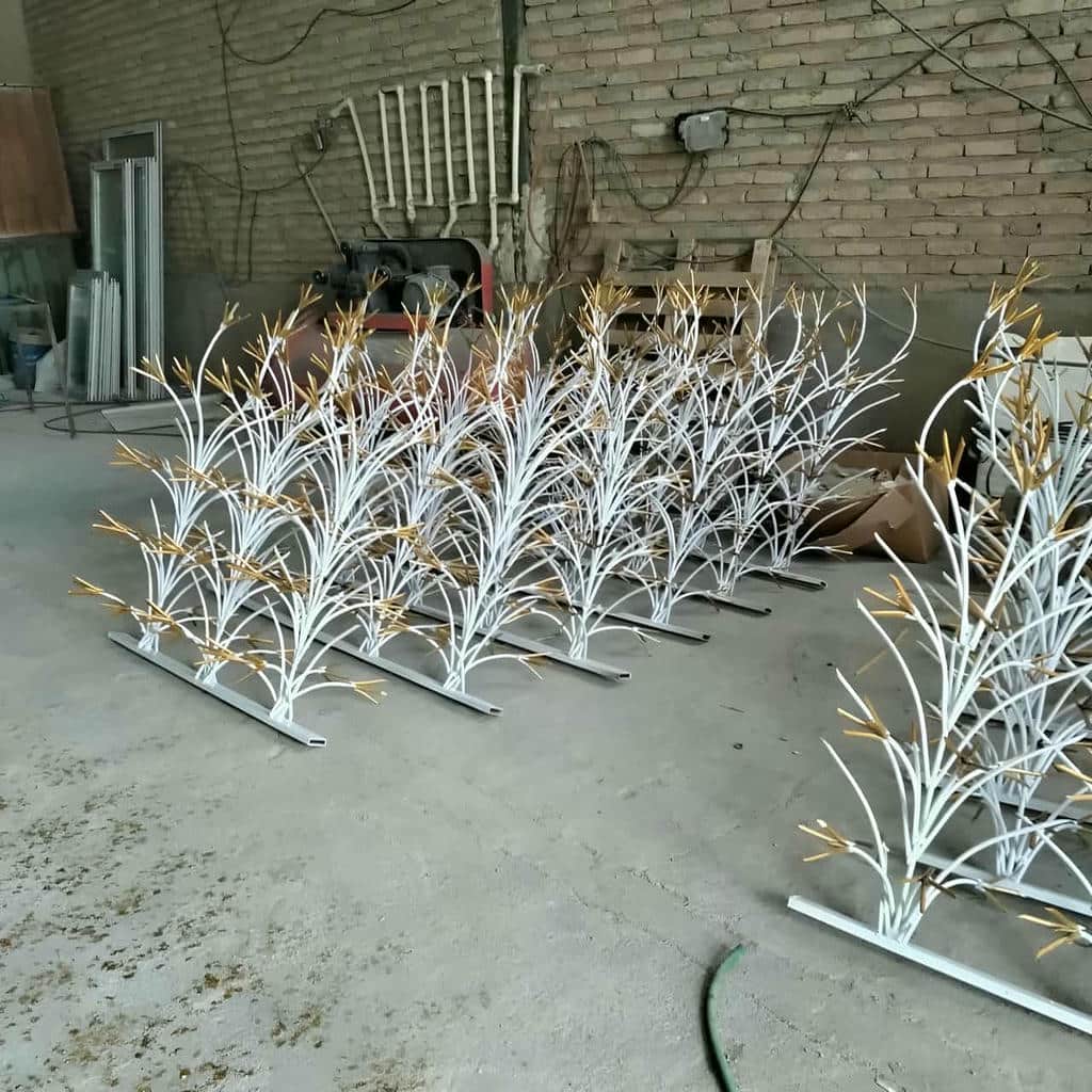 حفاظ سرنیزه ای فلزی با رنگ تیره حفاظ سرنیزه ای فلزی با رنگ تیره