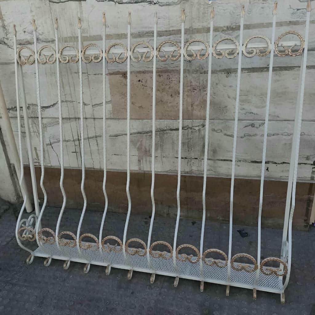 حفاظ پنجره آهنی مشکی روی نمای زنجان