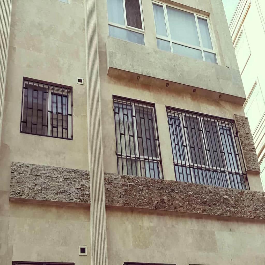 حفاظ پنجره با رنگ مات روی قاب طوسی