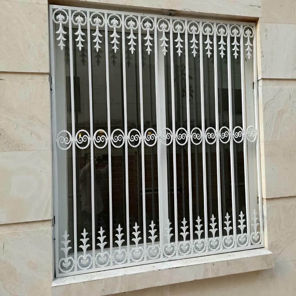 حفاظ پنجره با قاب تیره و جزئیات کلاسیک
