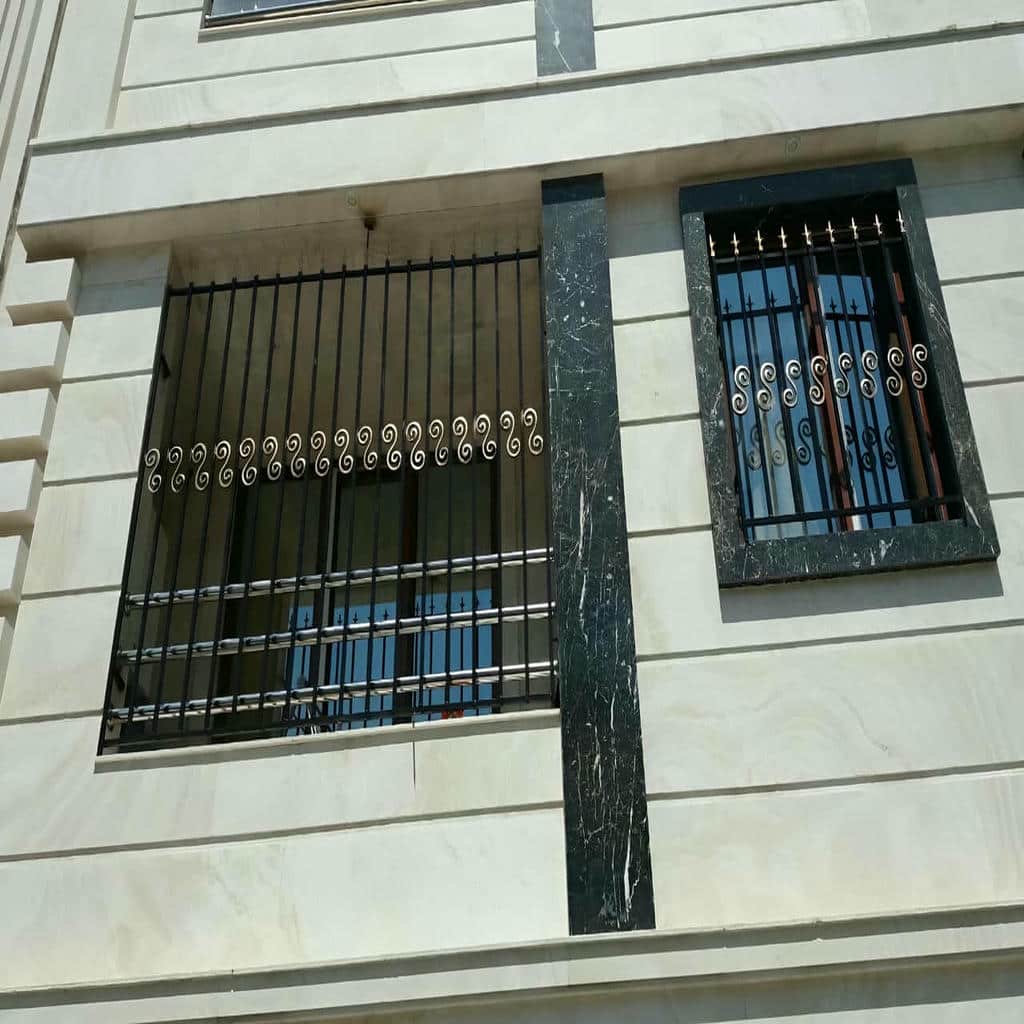 حفاظ پنجره با پوشش مات و قاب مقاوم