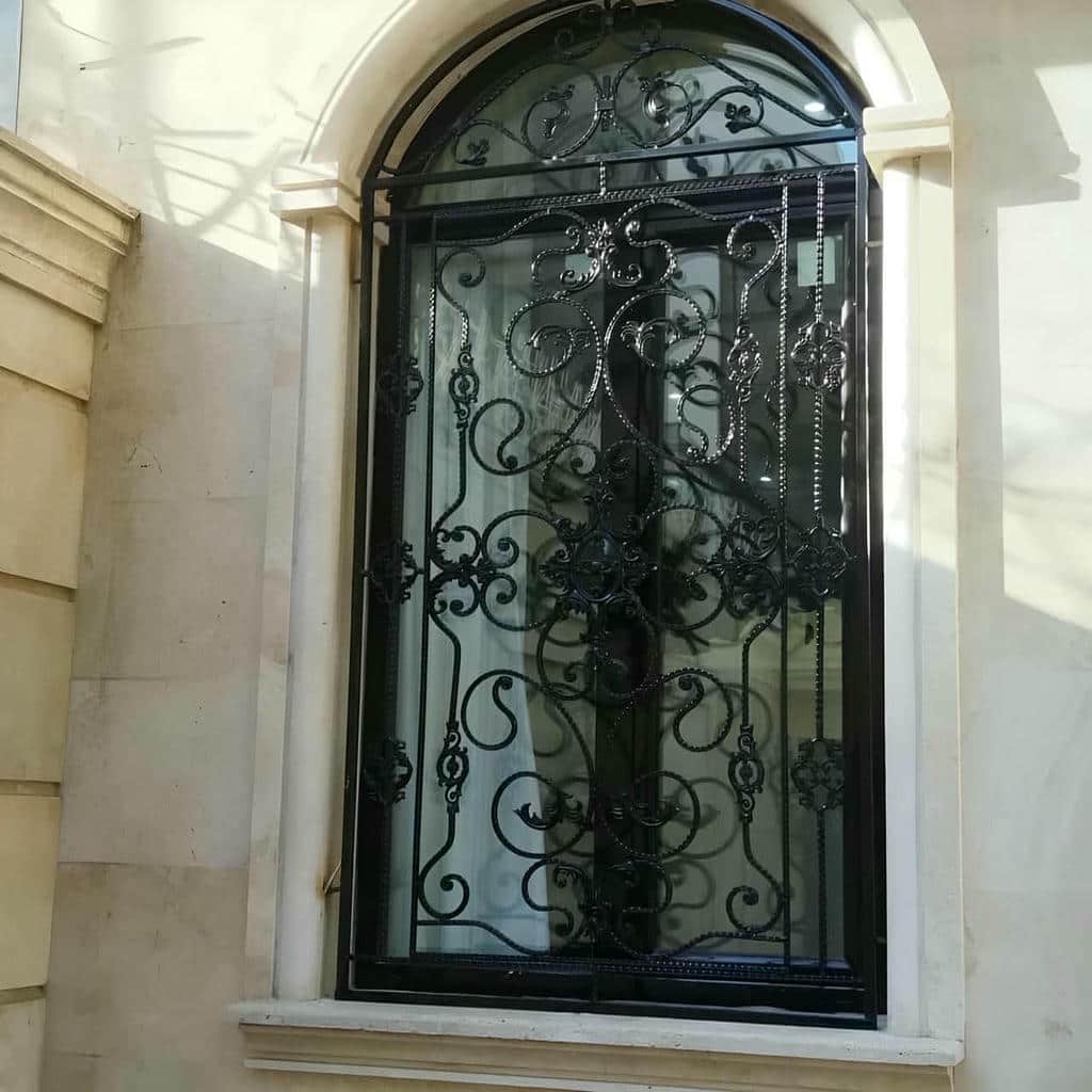 حفاظ پنجره ساده با قاب منظم در ارومیه