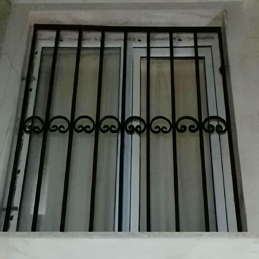 حفاظ پنجره سفارشی کنار قاب روشن ساختمان یزد