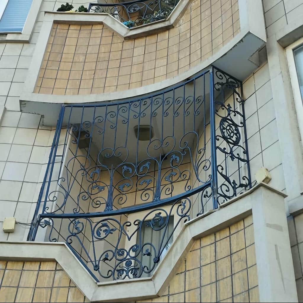 حفاظ پنجره سفارشی کنار نمای سنگی روشن حفاظ پنجره سفارشی کنار نمای سنگی روشن