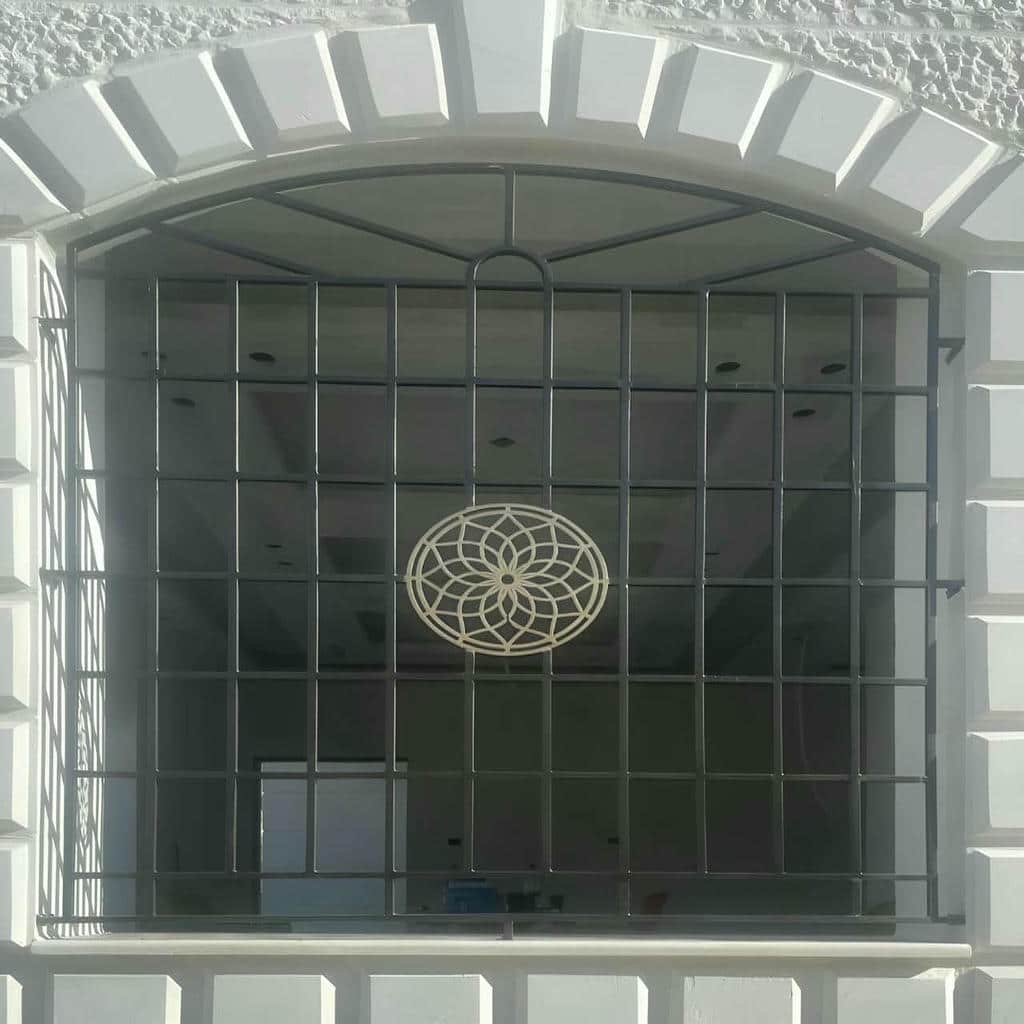 حفاظ پنجره طرح هندسی برای نمای مدرن حفاظ پنجره طرح هندسی برای نمای مدرن