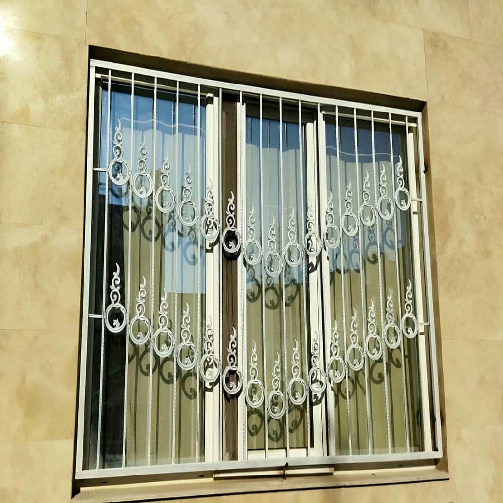 حفاظ پنجره فرفورژه کنار پنجره آجری