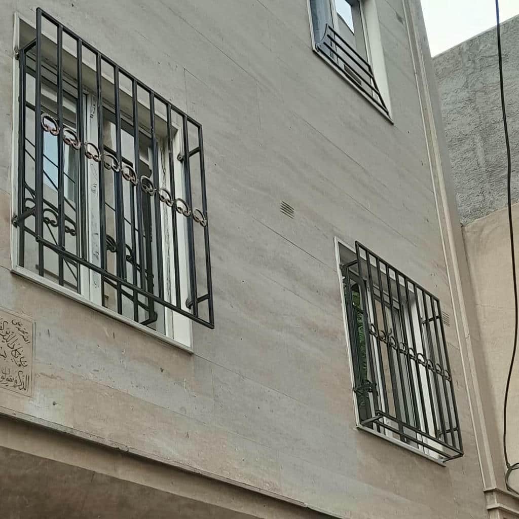 حفاظ پنجره مدرن با خطوط عمودی منظم حفاظ پنجره مدرن با خطوط عمودی منظم