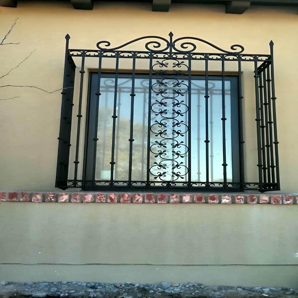 حفاظ پنجره مشکی روی نمای ویلایی یاسوج