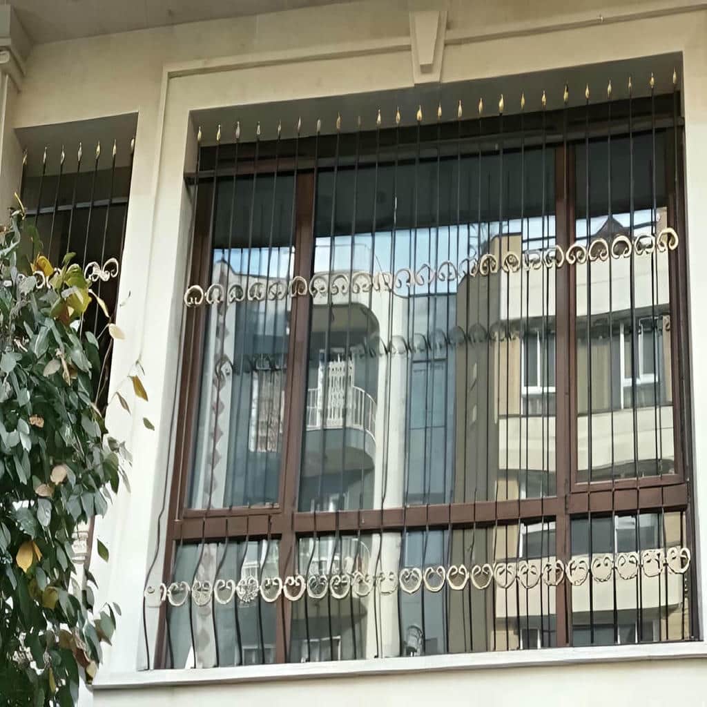حفاظ پنجره نصب شده روی نمای سنگی