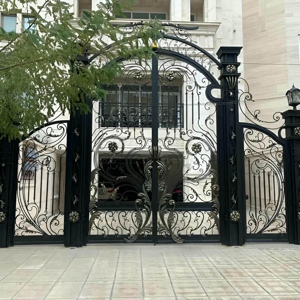 درب آهنی ورودی ساختمان با چهارچوب مستحکم