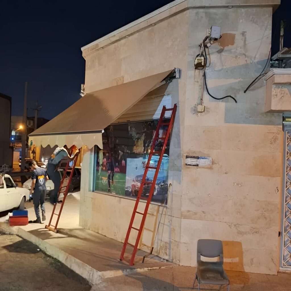 سایبان برقی بازویی سفید در نمای فروشگاه تهران