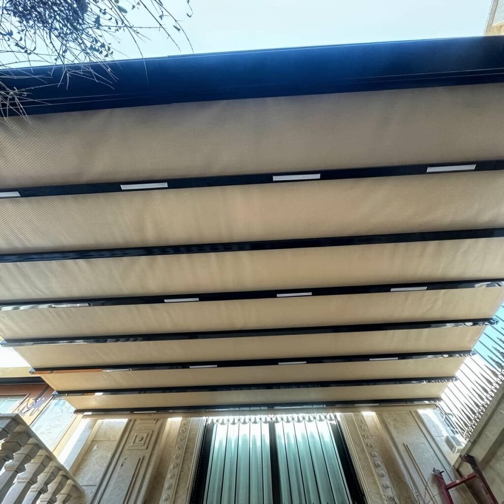 سایه بان اتوماتیک با پوشش پارچه ای روشن