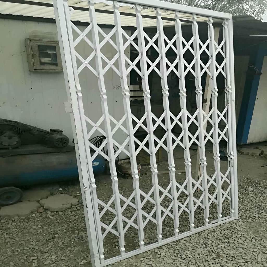محافظ جمع شونده فلزی ارومیه کنار چهارچوب درب