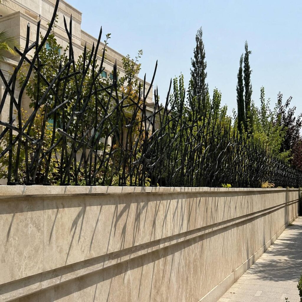 محافظ روی دیوار استان گلستان با رنگ تیره