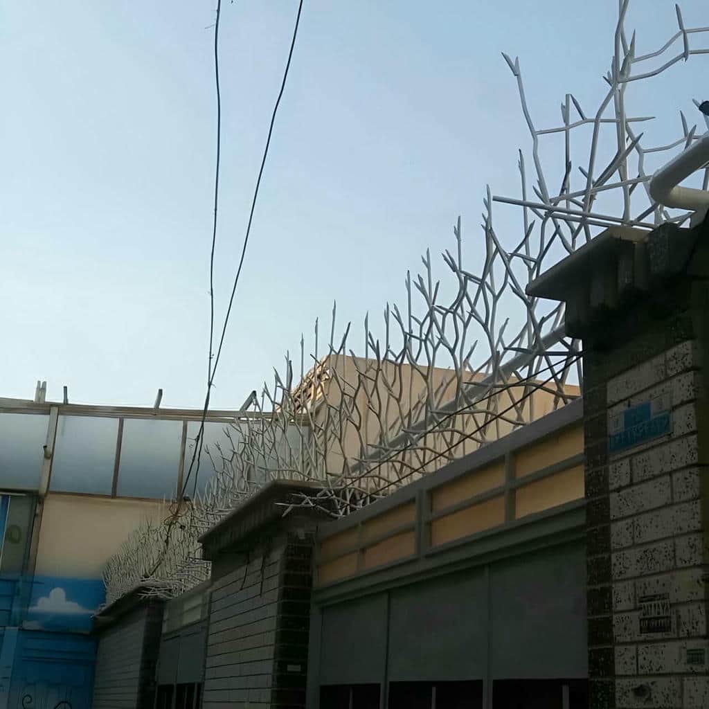 محافظ روی دیوار تبریز کنار نمای مدرن
