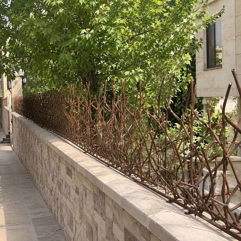 محافظ فلزی در استان خوزستان کنار نمای مدرن