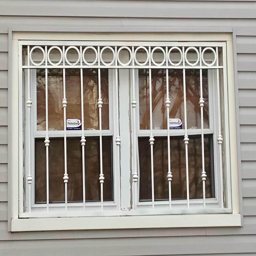 محافظ پنجره فلزی با خطوط هندسی ظریف
