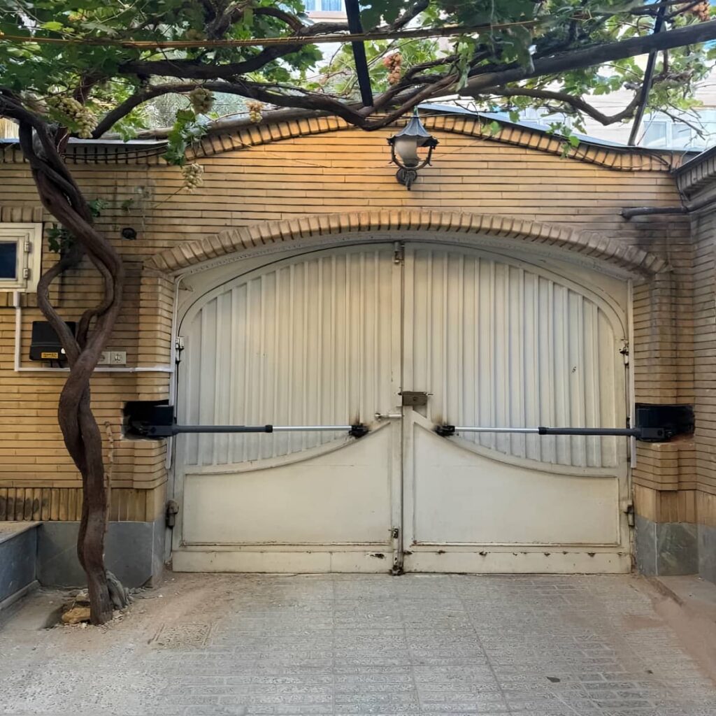 موتور درب پارکینگ کنار ورودی فلزی ساختمان