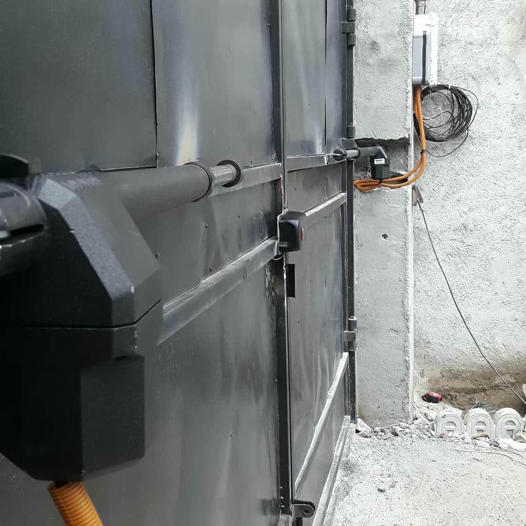 موتور پارکینگ فلزی کنار درب باغ دو لنگه