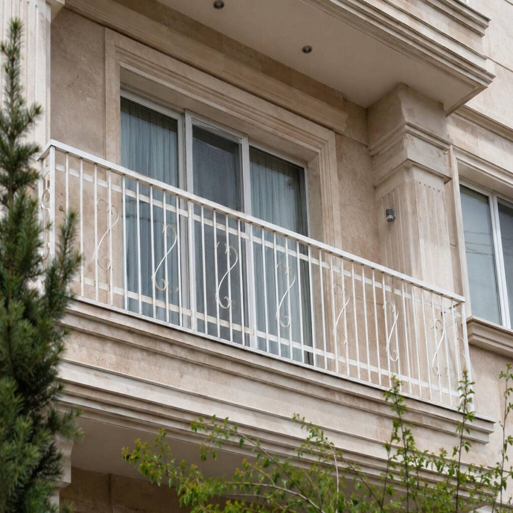 نرده بالکن سفارشی کنار نمای سنگی تهران