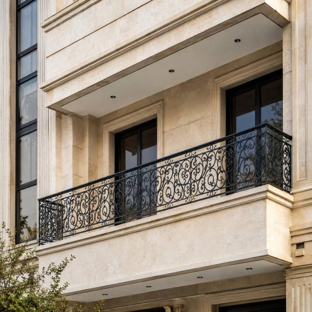 نرده بالکن سفید ایلام کنار نمای سنگی