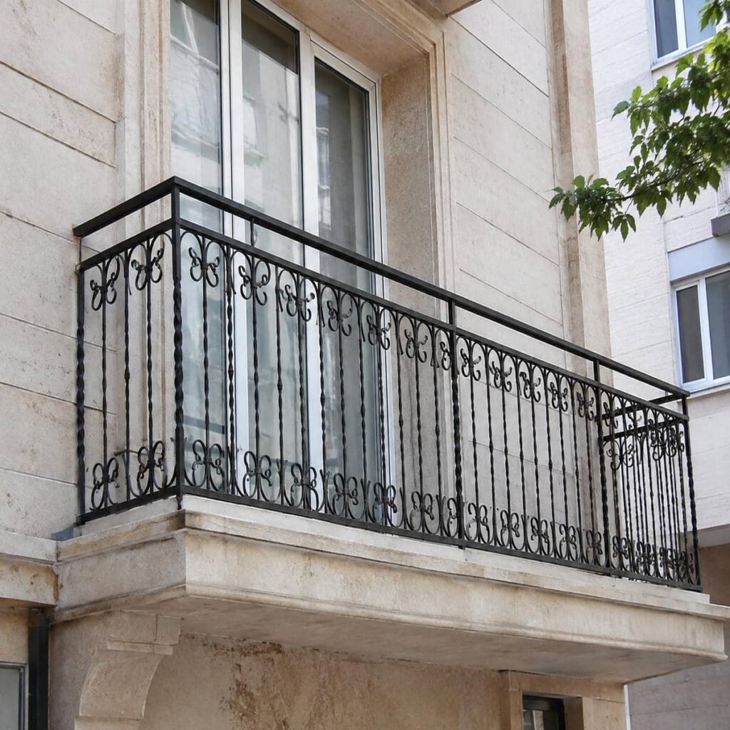 نرده بالکن مدرن کنار نمای سنگی