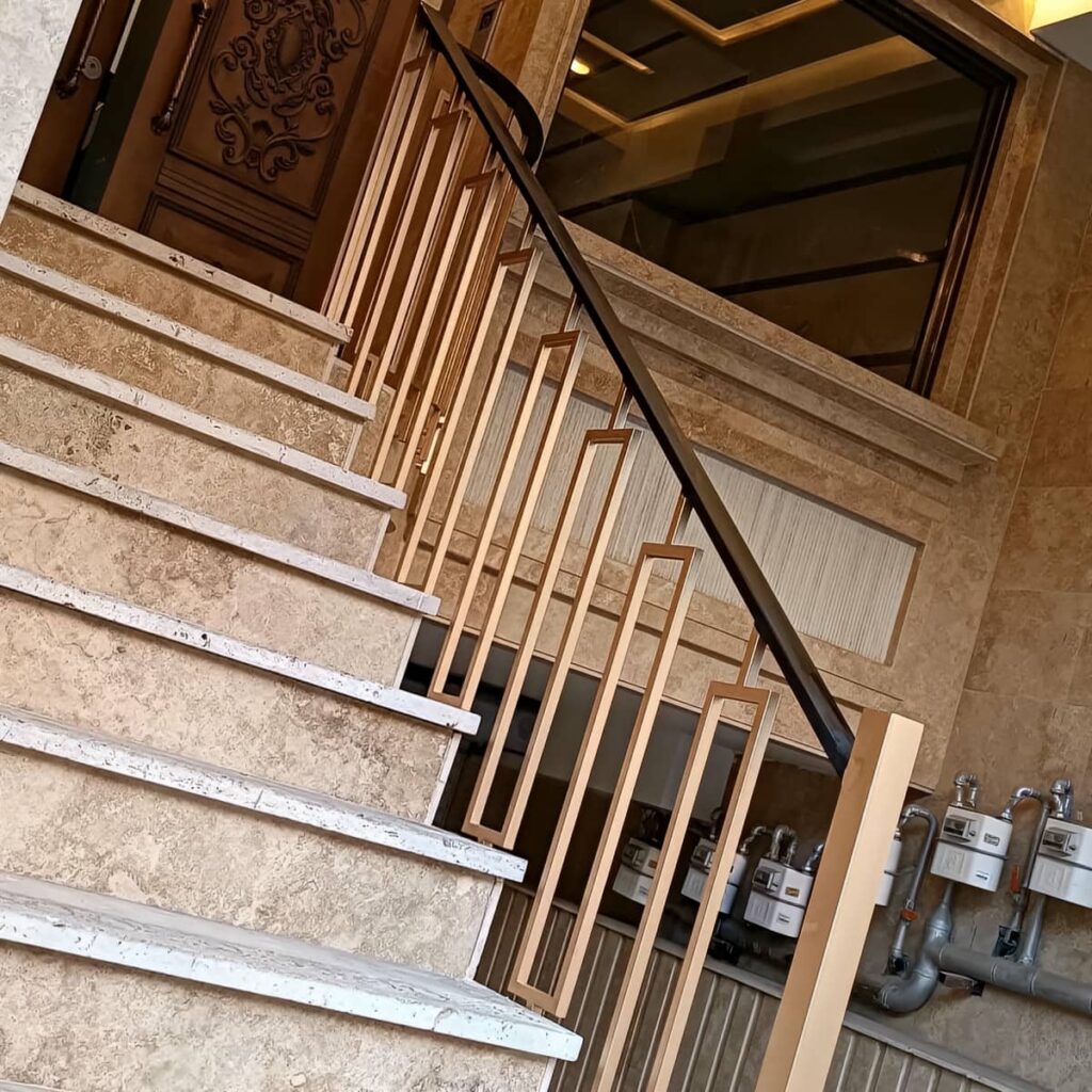 نرده راه پله ساده کنار دیوار روشن