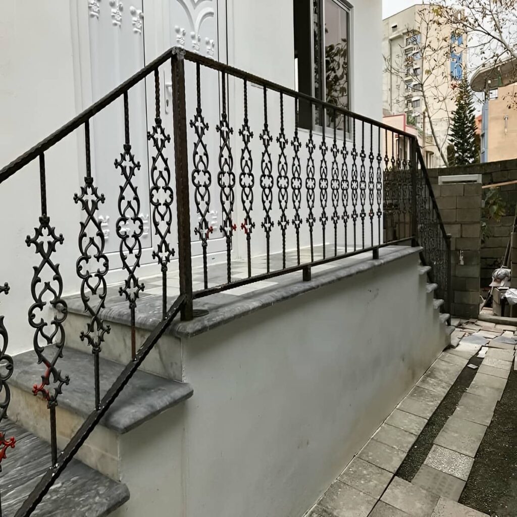 نرده راه پله سفارشی کنار پاگرد سنگی مشهد
