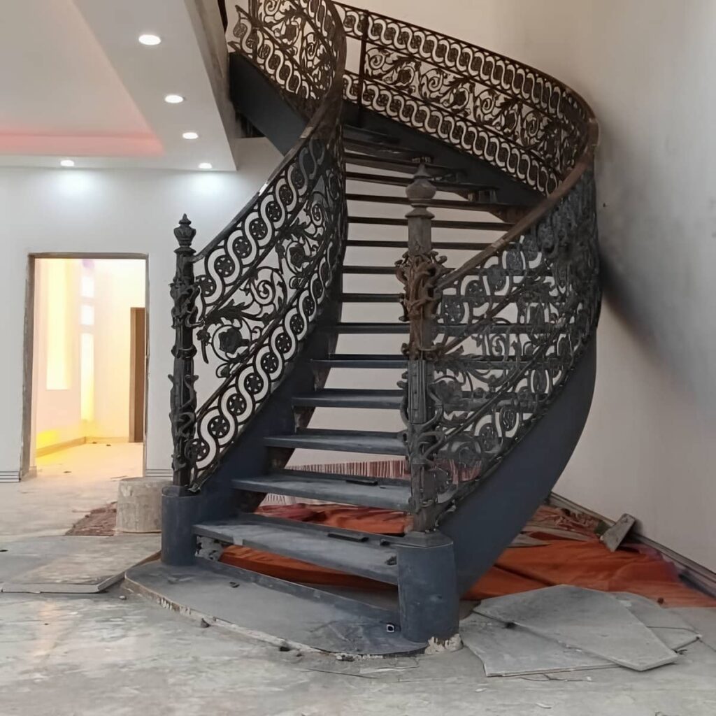 نرده راه پله مدرن کنار پله سنگی