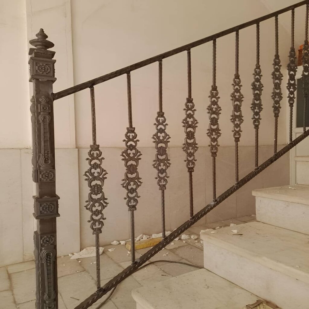 نرده راه پله مشکی کنار پله سنگی