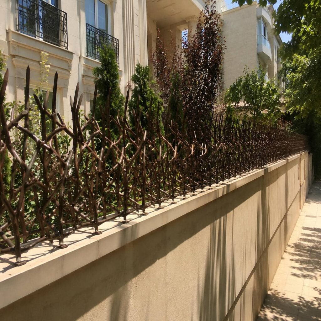 نرده شاخ گوزنی متراکم روی دیوار سفید