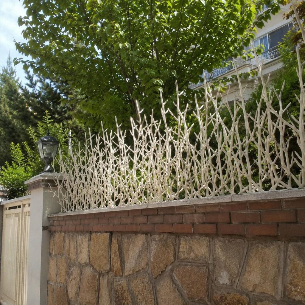 نرده شاخ گوزنی متراکم روی دیوار سنگی