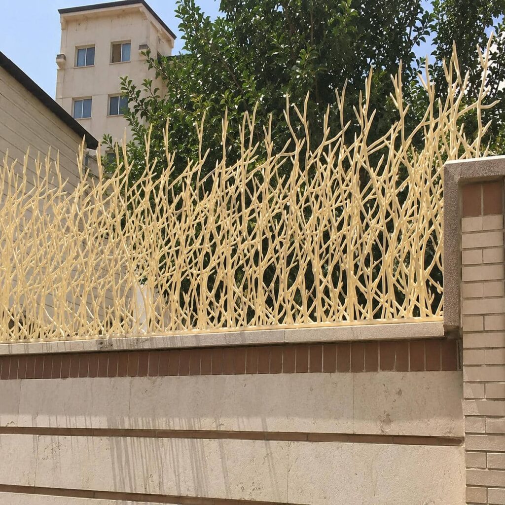 نرده شاخ گوزنی متراکم روی دیوار مجتمع