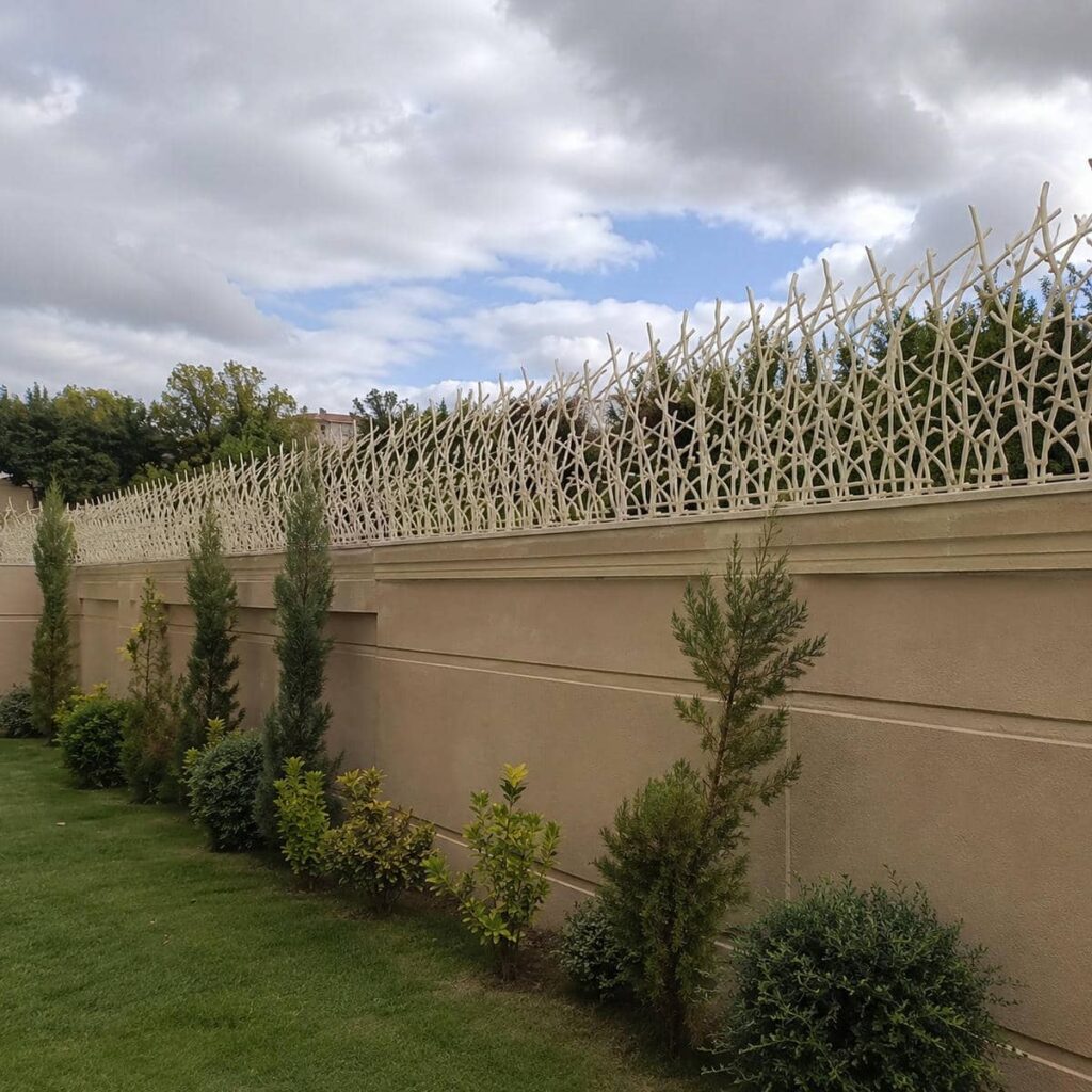 نرده شاخ گوزنی مشکی روی دیوار حیاط
