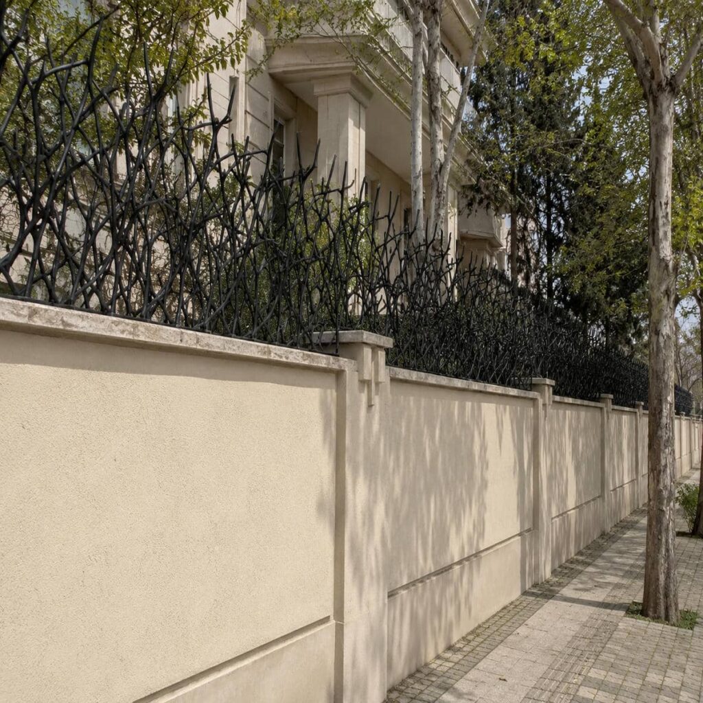 نرده شاخ گوزنی مشکی روی دیوار سنگی روشن
