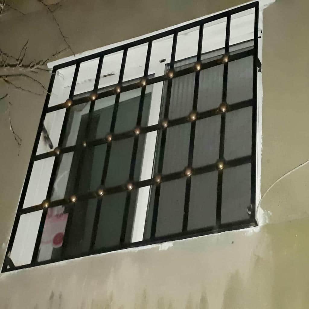 نرده پنجره سفید با قاب ساده و پروفیل منظم