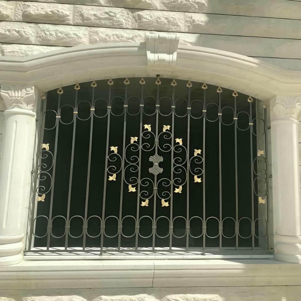 نرده پنجره مشکی با اتصالات مقاوم روی نمای آجری
