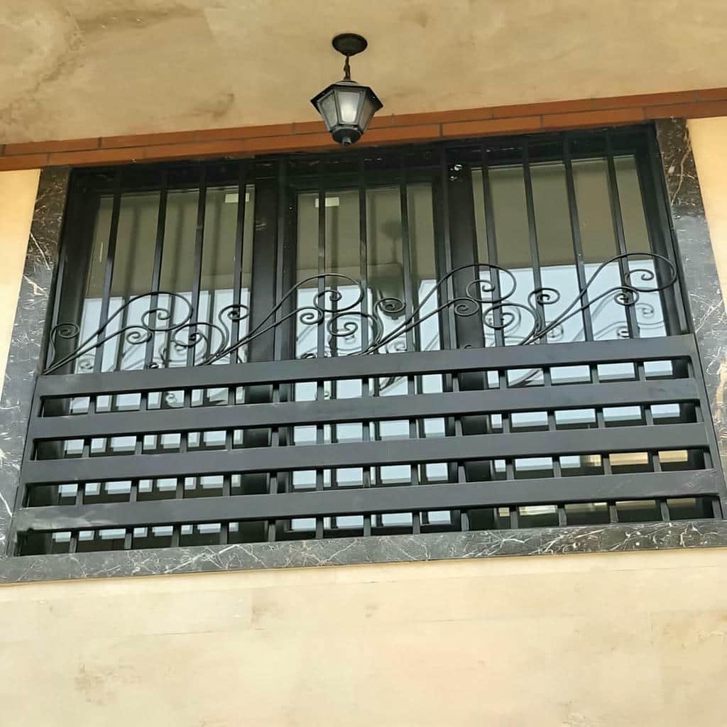 نرده پنجره مشکی کنار نمای بازسازی شده
