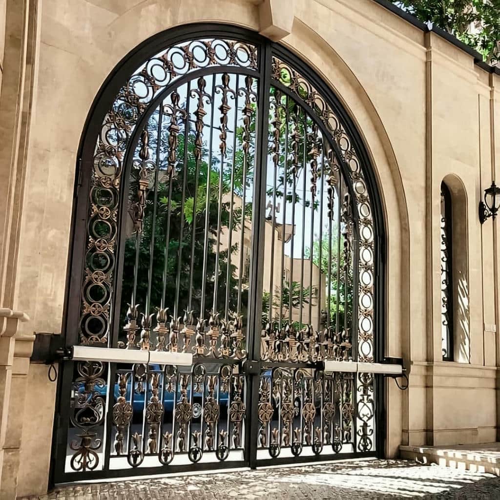 نمای نزدیک جک درب پارکینگ فلزی نصب شده استان یزد