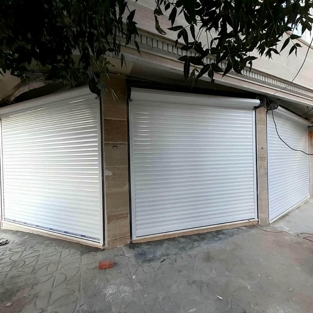 کرکره برقی تیره برای ورودی فروشگاه