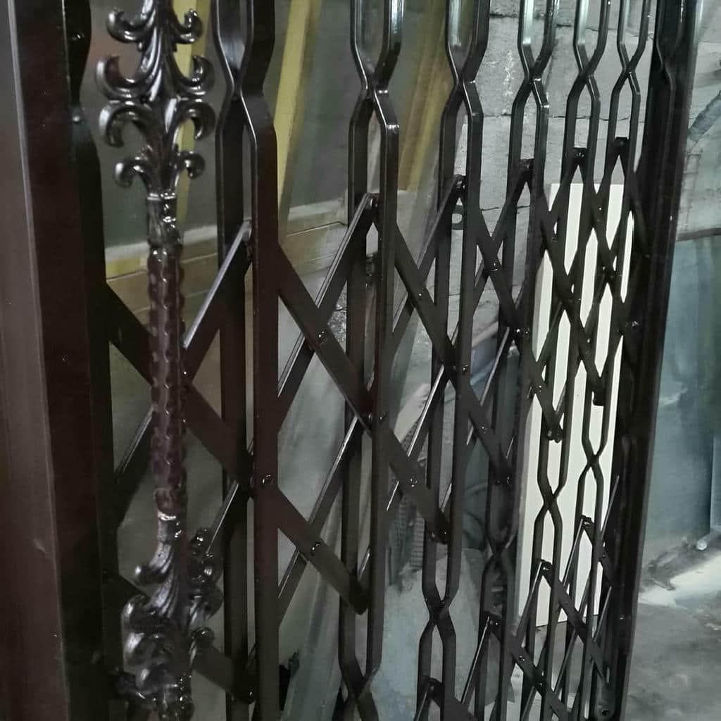 گارد آکاردئونی سفید نصب شده در بجنورد