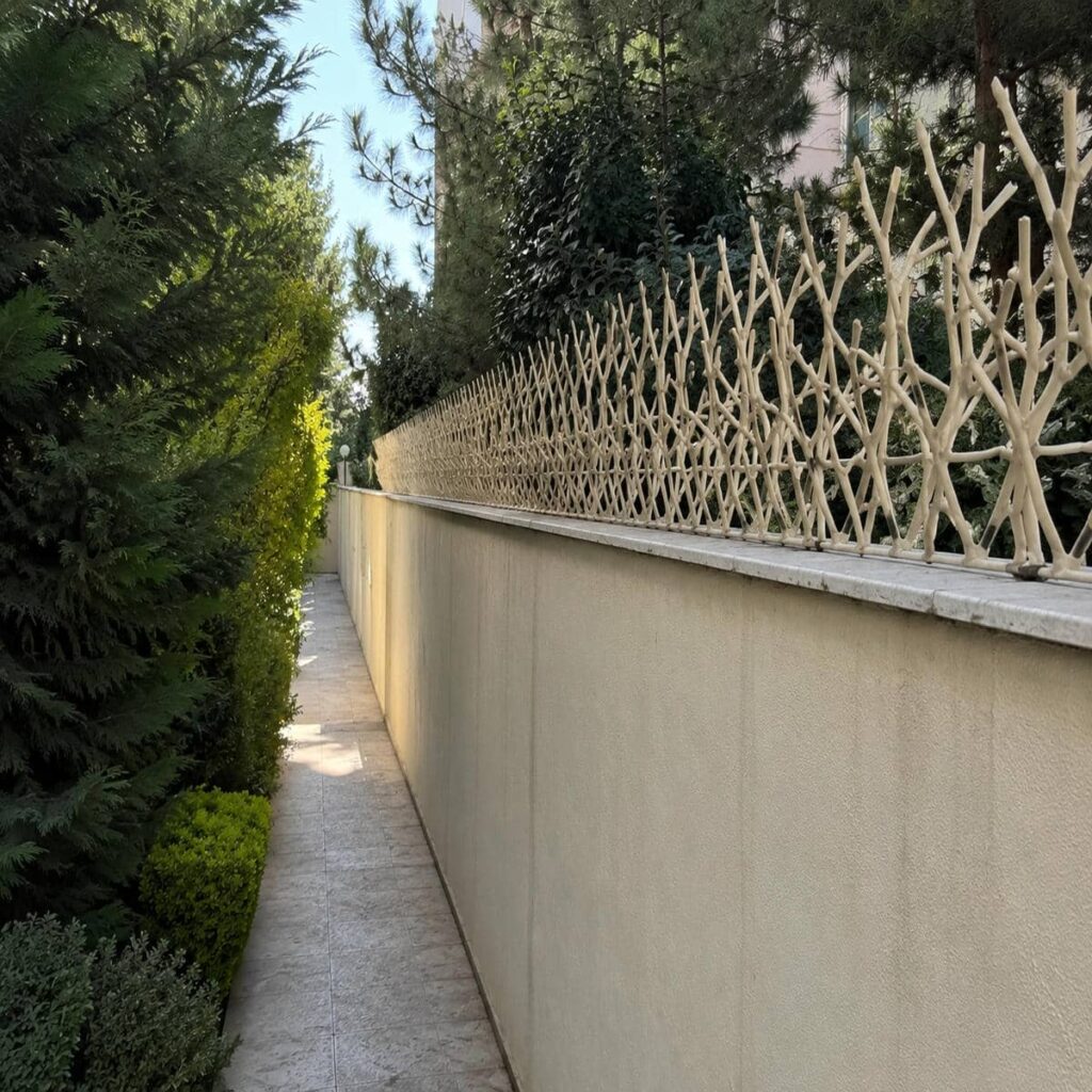 گارد سرنیزه ای روی دیوار ساختمان مسکونی