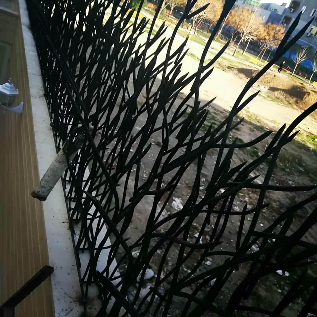 گارد سرنیزه ای مشکی با خطوط عمودی