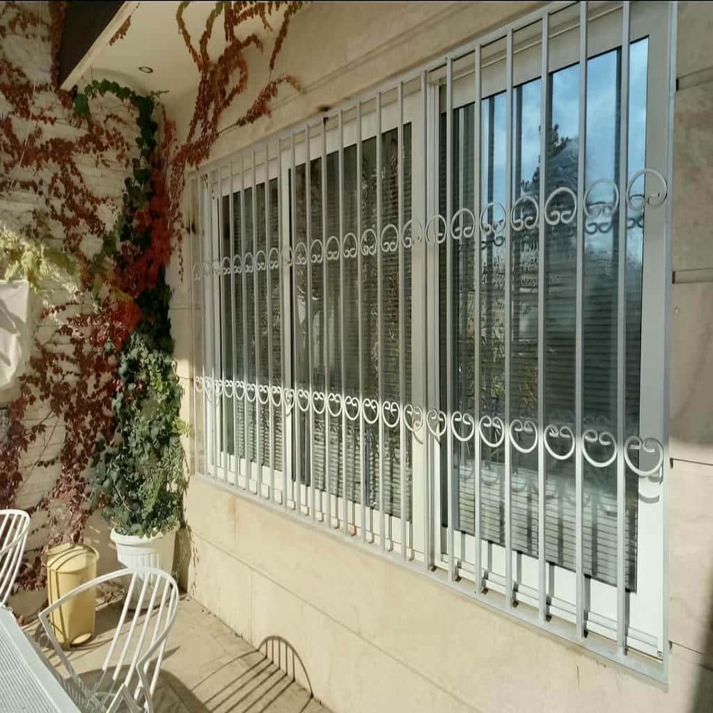 گارد فلزی نصب شده روی پنجره سمنان گارد فلزی نصب شده روی پنجره سمنان
