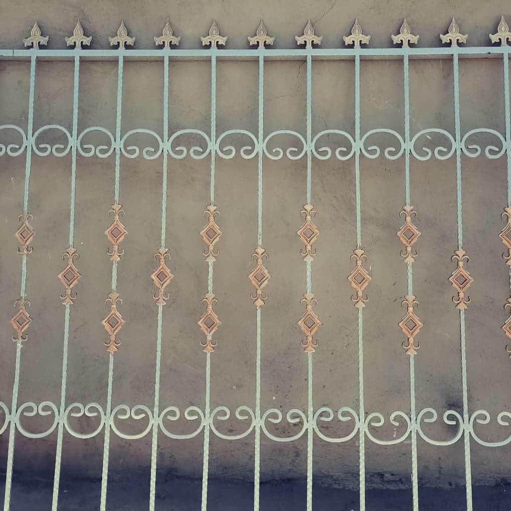 گارد فلزی پنجره روی نمای سنگی