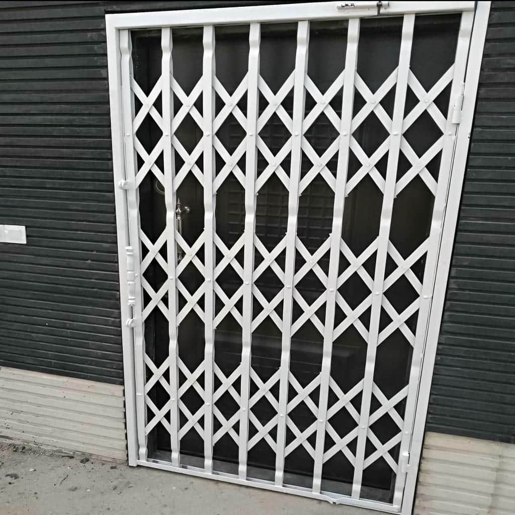 حفاظ درب آکاردئونی مشکی با پوشش مقاوم استان کرمان مرکز سفارش و خدمات تخصصی حفاظ درب آکاردئونی در استان کرمان