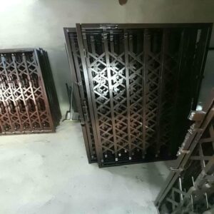 حفاظ درب آکاردئونی مشکی در استان خوزستان