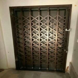 حفاظ درب آکاردئونی مشکی در استان قم