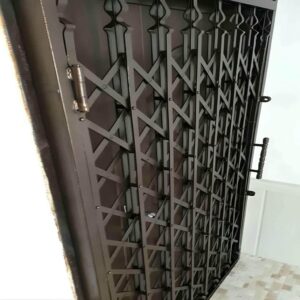 حفاظ درب آکاردئونی مشکی در همدان