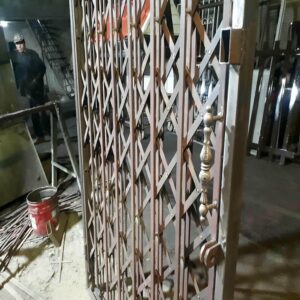 حفاظ درب آکاردئونی مشکی در کرمانشاه
